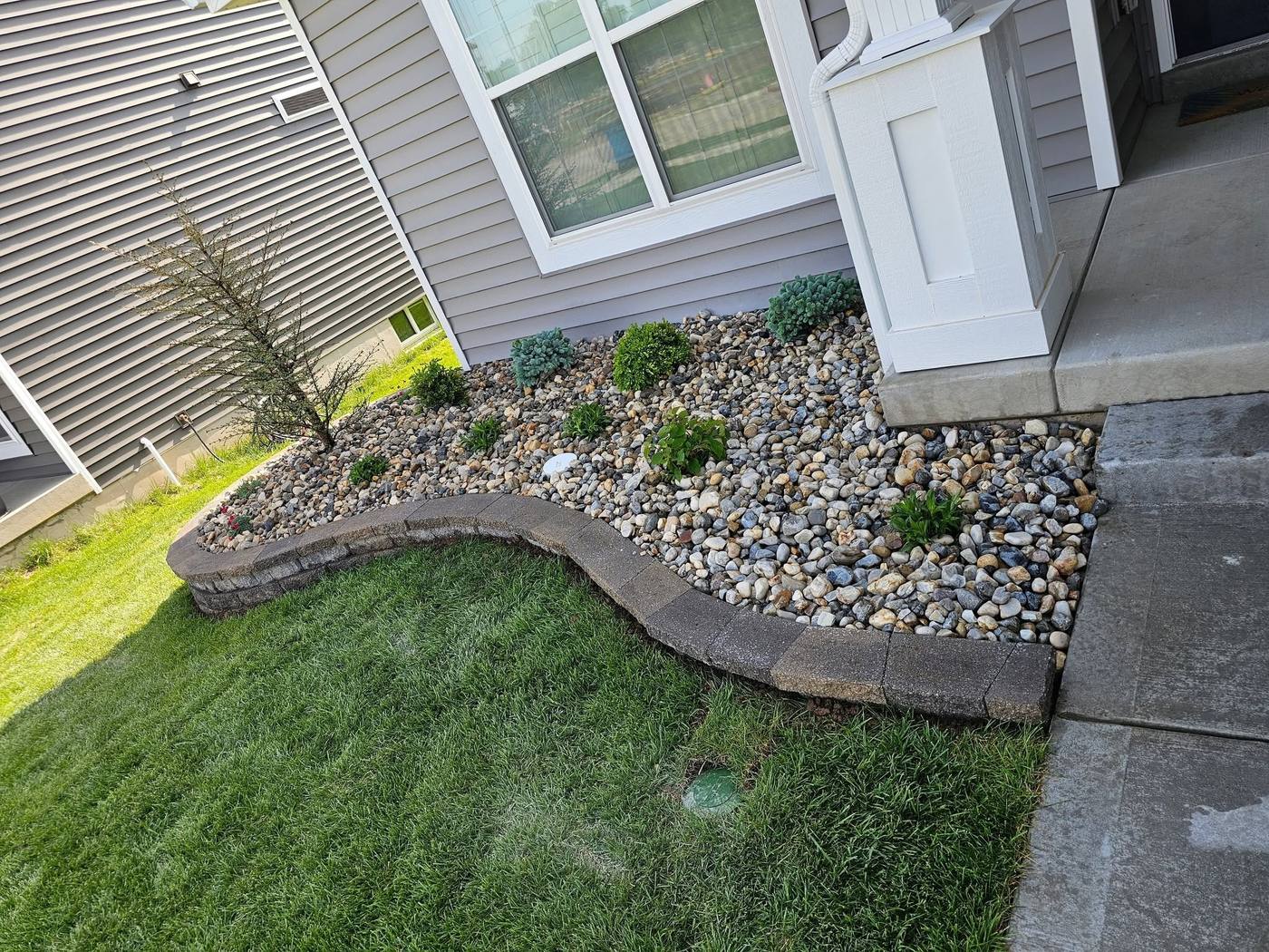 Rock bed with a low curving wall