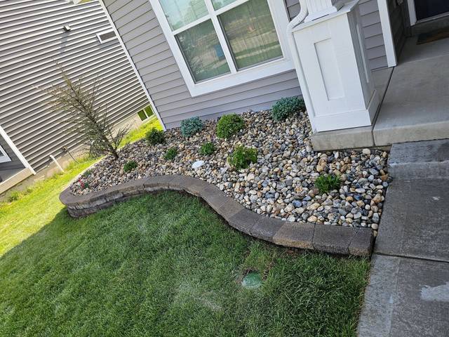 Rock bed with a low curving wall